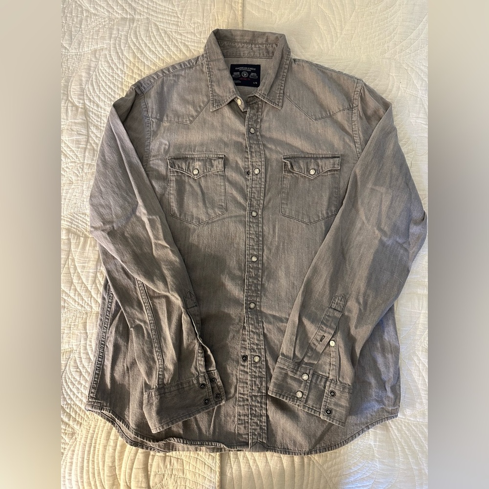 American Eagle Outfitters Vintage Fit long sleeve button down shirt